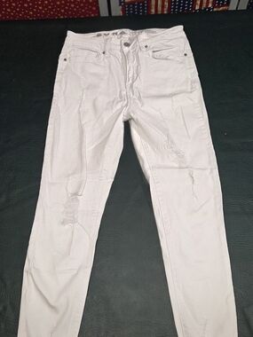 **SONG Women's White Distressed Jeans**